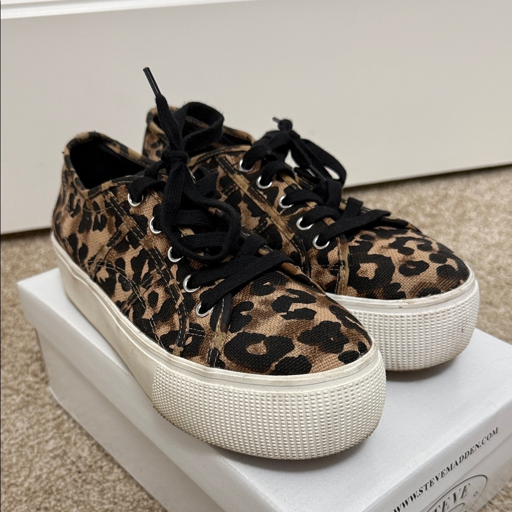 Steve Madden sneakers size 8